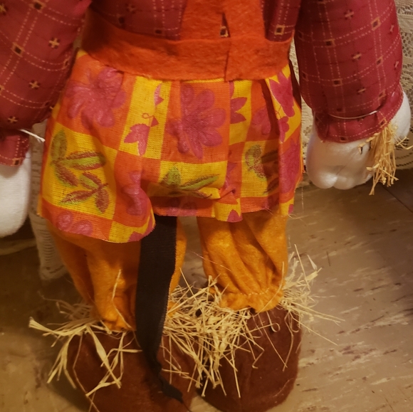 20-inch Minnie Mouse scarecrow decoration  - Picture 10 of 12